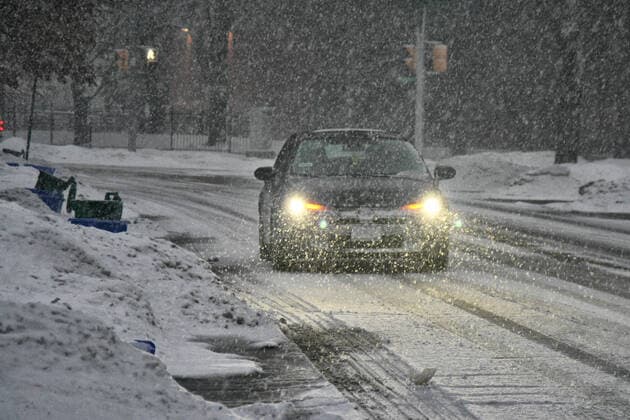Winter Storm Hits Toronto Vehicles navigate slippery roads during heavy snowfall as a Winter storm hit Toronto, Ontario, Canada, on February 17, 2022. The storm started with freeing rain and ice pellets and then transitioned to heavy snowfall with total amounts of 15 to 20 cm of snow expected across the Greater Toronto Area this evening through Friday morning. Toronto Canada  Copyright: xCreativexTouchxImagingxLtdx originalFilename: friedman-winterst220217_npN45.jpg