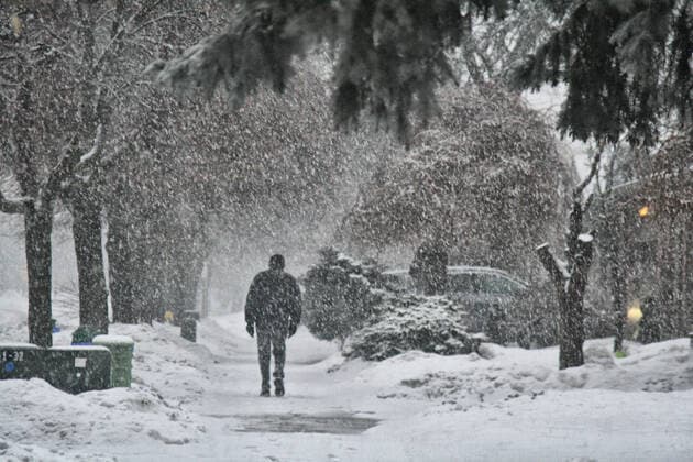 Winter Storm Hits Toronto Man walking during heavy snowfall as a Winter storm hit Toronto, Ontario, Canada, on February 17, 2022. The storm started with freeing rain and ice pellets and then transitioned to heavy snowfall with total amounts of 15 to 20 cm of snow expected across the Greater Toronto Area this evening through Friday morning. Toronto Canada  Copyright: xCreativexTouchxImagingxLtdx originalFilename: friedman-winterst220217_npB38.jpg