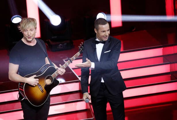 Samu Haber mit Kai Pflaume 10. Jahre GOLDENE BILD der FRAU 2016 am 13. Oktober 2016 im Stage Theater an der Elbe in Hamburg *** Samu Haber with Kai Plum 10 Years Golden Picture the Woman 2016 on 13 October 2016 at Stage Theatre to the Elbe in Hamburg Copyright: x