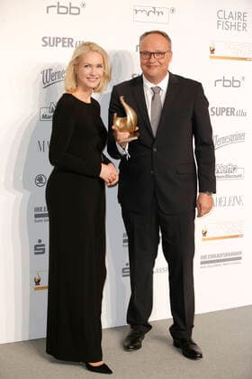 Preisträger in der Kategorie Politik - Oliver Welke und Laudatorin Manuela Schwesig Verleihung der Goldenen Henne 2016 am 28. Oktober 2016 in der Leipziger Messe *** Award Winner in the Category politics Oliver Wilt and Laudator Manuela Schwesig award Ceremony the Golden Hen 2016 on 28 October 2016 in the Leipzig Exhibition Copyright: x
