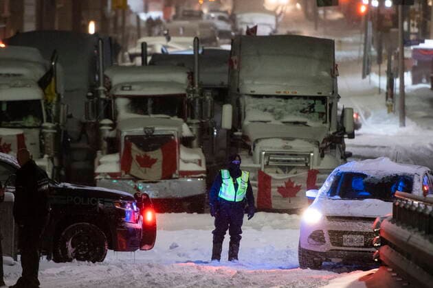 Kanada, Protest gegen Corona-Maßnahmen in Ottawa - Polizei beginnt mit Räumung von LKW-Blockade February 18, 2022, Ottawa, ON, CAN: An OPP officer mans a roadblock along Wellington Street, as a winter storm warning is in effect, on the 22nd day of a protest against COVID-19 measures that has grown into a broader anti-government protest, in Ottawa, on Friday, Feb. 18, 2022. Ottawa CAN - ZUMAc35_ 20220218_zaf_c35_073 Copyright: xJustinxTangx