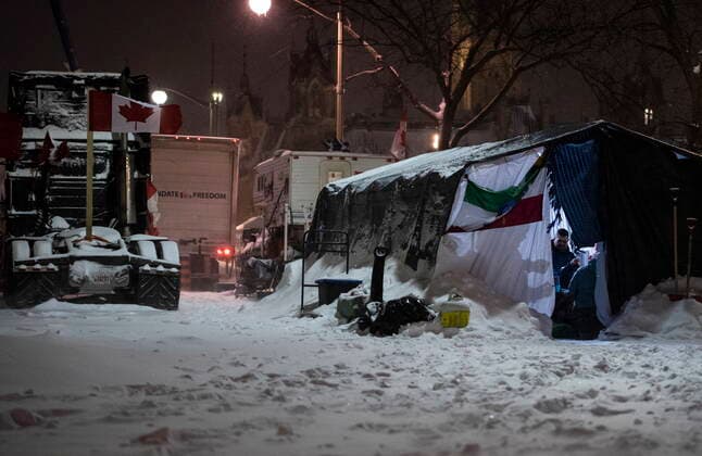 Kanada, Protest gegen Corona-Maßnahmen in Ottawa - Polizei beginnt mit Räumung von LKW-Blockade February 18, 2022, Ottawa, ON, CAN: People gather in a tent along Wellington Street as a winter storm warning is in effect, on the 22nd day of a protest against COVID-19 measures that has grown into a broader anti-government protest, in Ottawa, on Friday, Feb. 18, 2022. Ottawa CAN - ZUMAc35_ 20220218_zaf_c35_072 Copyright: xJustinxTangx