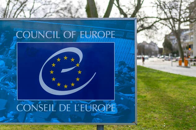 Europarat-Schild Europapalast dem Sitz des Europarats (Council of Europe CoE)). Dem Europarat gehören heute 47 Staaten mit 820 Millionen Bürgern an. Straßburg, 17.02.2022 Foto:xD.xAnoraganingrumx xFuturexImage