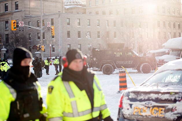 Kanada, Protest gegen Corona-Maßnahmen in Ottawa - Polizei beginnt mit Räumung von LKW-Blockade February 18, 2022, OTTAWA, ON, CANADA: Police officers walk around vehicles after taking protesters into custody in downtown Ottawa, Friday, Feb. 18, 2022. OTTAWA CANADA  - ZUMAc35_ 20220218_zaf_c35_076 Copyright: xColexBurstonx