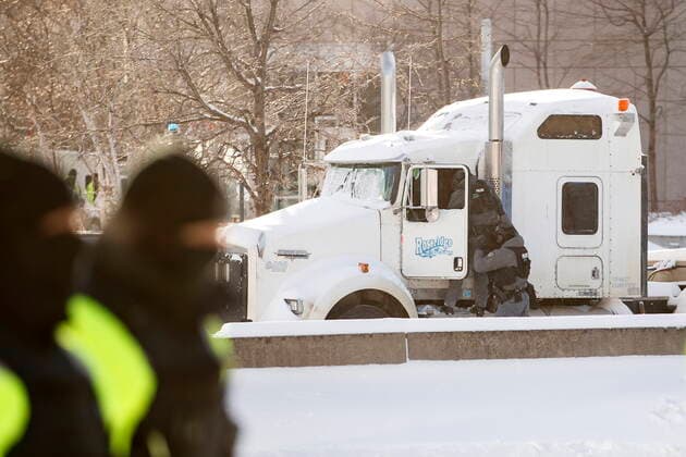 Kanada, Protest gegen Corona-Maßnahmen in Ottawa - Polizei beginnt mit Räumung von LKW-Blockade February 18, 2022, OTTAWA, ON, CANADA: Police officers enter a blockade protest truck parked in downtown Ottawa, Friday, Feb. 18, 2022. OTTAWA CANADA  - ZUMAc35_ 20220218_zaf_c35_075 Copyright: xColexBurstonx