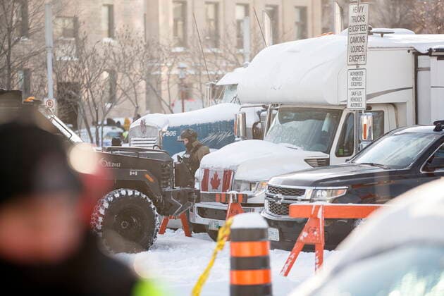 Kanada, Protest gegen Corona-Maßnahmen in Ottawa - Polizei beginnt mit Räumung von LKW-Blockade February 18, 2022, OTTAWA, ON, CANADA: Police officers walk around vehicles after taking protesters into custody in downtown Ottawa, Friday, Feb. 18, 2022. OTTAWA CANADA  - ZUMAc35_ 20220218_zaf_c35_078 Copyright: xColexBurstonx