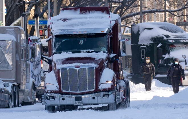 Kanada, Protest gegen Corona-Maßnahmen in Ottawa - Polizei beginnt mit Räumung von LKW-Blockade February 18, 2022, Ottawa, ON, Canada: Police watch as a truck is driven away from the protest site near the Supreme Court, Friday, Feb. 18, 2022 in Ottawa. Ottawa Canada  - ZUMAc35_ 20220218_zaf_c35_080 Copyright: xAdrianxWyldx