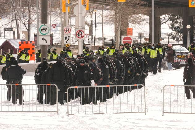 Kanada, Protest gegen Corona-Maßnahmen in Ottawa - Polizei beginnt mit Räumung von LKW-Blockade February 18, 2022, Ottawa, ON, Canada: Police officers gather near the site of a trucker blockade in Ottawa, Friday, Feb. 18, 2022. Ottawa Canada  - ZUMAc35_ 20220218_zaf_c35_087 Copyright: xAdrianxWyldx