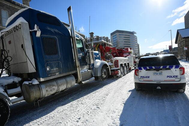 Kanada, Protest gegen Corona-Maßnahmen in Ottawa - Polizei beginnt mit Räumung von LKW-Blockade February 18, 2022, Ottawa, ON, CAN: A police vehicle is seen next to a tow operator removing a truck from a blockade on Nicholas St. in Ottawa, on Friday, Feb. 18, 2022. Ottawa CAN  - ZUMAc35_ 20220218_zaf_c35_090 Copyright: xJustinxTangx