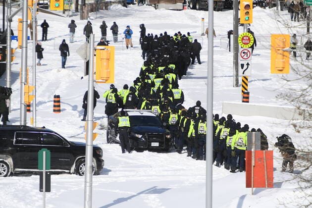 Kanada, Protest gegen Corona-Maßnahmen in Ottawa - Polizei beginnt mit Räumung von LKW-Blockade February 18, 2022, Ottawa, ON, CAN: A lineup of police officers assemble on Colonel By Drive near the truck blockade in Ottawa, on Friday, Feb. 18, 2022. Ottawa CAN  - ZUMAc35_ 20220218_zaf_c35_091 Copyright: xJustinxTangx