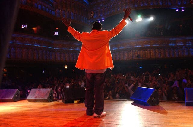 February 18, 2022: Kanye West acknowledges the audience during one of his two headline shows at the House of Blues in Chicago, February 2004. - ZUMAm67_ 20220218_zaf_m67_002 Copyright: xE.xJasonxWambsgansx