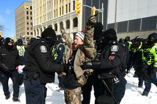 Kanada, Protest gegen Corona-Maßnahmen in Ottawa - Polizei beginnt mit Räumung von LKW-Blockade February 18, 2022, Ottawa, ON, CAN: A protester sings the national anthem as they are taken into custody by police officers on Colonel By Drive near the truck blockade in Ottawa, on Friday, Feb. 18, 2022. Ottawa CAN  - ZUMAc35_ 20220218_zaf_c35_103 Copyright: xJustinxTangx