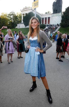 Stefanie Giesinger (GNTM Gewinnerin 2014) MADLWIESN auf dem Münchner Oktoberfest auf der Theresienwiese in München am 20. September 2017 im Schützenzelt *** Stefanie Giesinger GNTM Winner 2014 MADLWIESN at the Munich Oktoberfest at the Theresienwiese in Munich on 20 September 2017 at Shooting tent Copyright: x