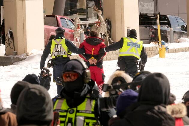 Kanada, Protest gegen Corona-Maßnahmen in Ottawa - Polizei beginnt mit Räumung von LKW-Blockade February 18, 2022, Ottawa, ON, CANADA: Police make an arrest as they work to bring a protest, which started in opposition to mandatory COVID-19 vaccine mandates and grew into a broader anti-government demonstration and occupation, to an end, in Ottawa, Friday, Feb. 18, 2022. Ottawa CANADA  - ZUMAc35_ 20220218_zaf_c35_117 Copyright: xAdrianxWyldx