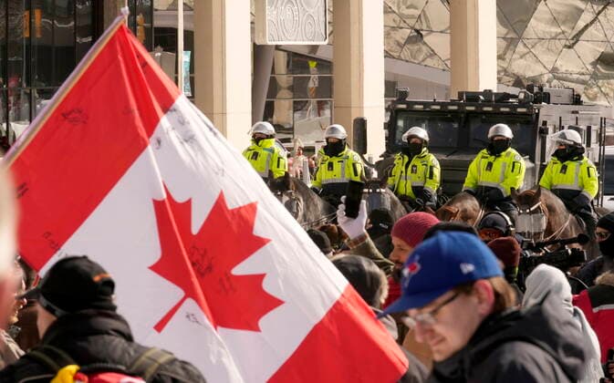 Kanada, Protest gegen Corona-Maßnahmen in Ottawa - Polizei beginnt mit Räumung von LKW-Blockade February 18, 2022, Ottawa, ON, CANADA: Mounted units form a line as police work to bring a protest, which started in opposition to mandatory COVID-19 vaccine mandates and grew into a broader anti-government demonstration and occupation, to an end, in Ottawa, Friday, Feb. 18, 2022. Ottawa CANADA  - ZUMAc35_ 20220218_zaf_c35_118 Copyright: xAdrianxWyldx