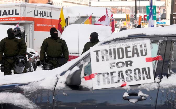 Kanada, Protest gegen Corona-Maßnahmen in Ottawa - Polizei beginnt mit Räumung von LKW-Blockade February 18, 2022, Ottawa, ON, CANADA: Police hold a line as they work to bring a protest, which started in opposition to mandatory COVID-19 vaccine mandates and grew into a broader anti-government demonstration and occupation, to an end, in Ottawa, Friday, Feb. 18, 2022. Ottawa CANADA  - ZUMAc35_ 20220218_zaf_c35_119 Copyright: xAdrianxWyldx