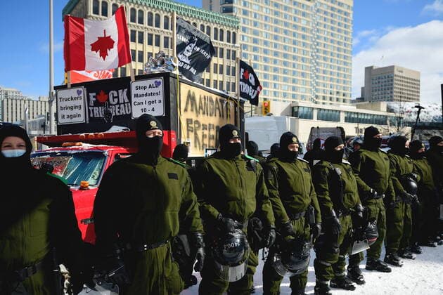 Kanada, Protest gegen Corona-Maßnahmen in Ottawa - Polizei beginnt mit Räumung von LKW-Blockade February 18, 2022, Ottawa, ON, CANADA: Quebec Provincial Police hold a line as they work to bring a protest, which started in opposition to mandatory COVID-19 vaccine mandates and grew into a broader anti-government demonstration and occupation, to an end, in Ottawa, Friday, Feb. 18, 2022. Ottawa CANADA  - ZUMAc35_ 20220218_zaf_c35_126 Copyright: xJustinxTangx