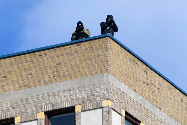 Kanada, Protest gegen Corona-Maßnahmen in Ottawa - Polizei beginnt mit Räumung von LKW-Blockade February 18, 2022, Ottawa, ON, CANADA: Police observe from a strategic high point as they work to bring a protest, which started in opposition to mandatory COVID-19 vaccine mandates and grew into a broader anti-government demonstration and occupation, to an end, in Ottawa, Friday, Feb. 18, 2022. Ottawa CANADA  - ZUMAc35_ 20220218_zaf_c35_127 Copyright: xJustinxTangx
