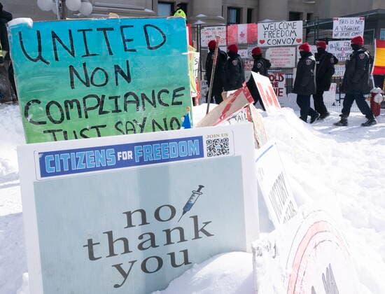 Kanada, Protest gegen Corona-Maßnahmen in Ottawa - Polizei beginnt mit Räumung von LKW-Blockade February 18, 2022, Ottawa, ON, Canada: Police move into position as they take action to end a protest, which started in opposition to mandatory COVID-19 vaccine mandates and grew into a broader anti-government demonstration and occupation, in Ottawa, Friday, Feb. 18, 2022. Ottawa Canada  - ZUMAc35_ 20220218_zaf_c35_135 Copyright: xAdrianxWyldx