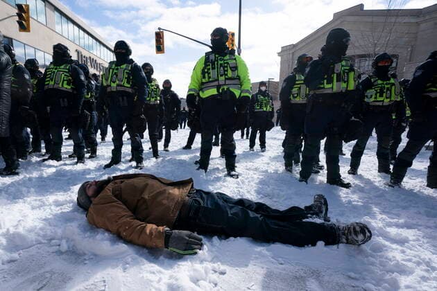 News Bilder des Tages Kanada, Protest gegen Corona-Maßnahmen in Ottawa - Polizei beginnt mit Räumung von LKW-Blockade February 18, 2022, Ottawa, ON, Canada: A protester lies down in front of police as they advance to end a protest, which started in opposition to mandatory COVID-19 vaccine mandates and grew into a broader anti-government demonstration and occupation, in Ottawa, Friday, Feb. 18, 2022. Ottawa Canada  - ZUMAc35_ 20220218_zaf_c35_129 Copyright: xAdrianxWyldx
