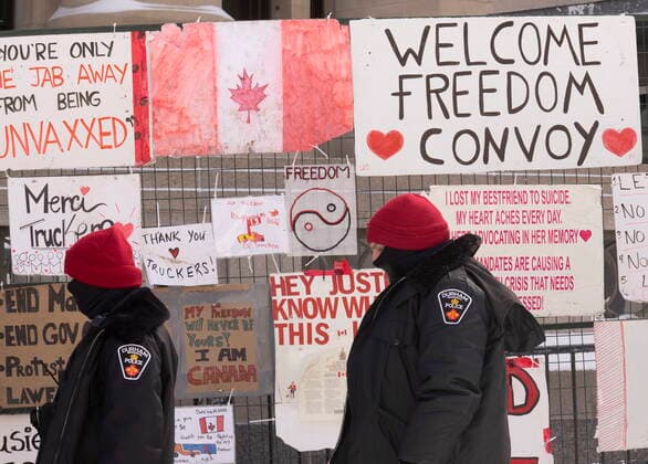 Kanada, Protest gegen Corona-Maßnahmen in Ottawa - Polizei beginnt mit Räumung von LKW-Blockade February 18, 2022, Ottawa, ON, Canada: Police move into position as they take action to end a protest, which started in opposition to mandatory COVID-19 vaccine mandates and grew into a broader anti-government demonstration and occupation, in Ottawa, Friday, Feb. 18, 2022. Ottawa Canada  - ZUMAc35_ 20220218_zaf_c35_136 Copyright: xAdrianxWyldx