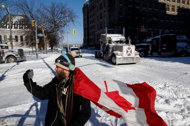 Kanada, Protest gegen Corona-Maßnahmen in Ottawa - Polizei beginnt mit Räumung von LKW-Blockade February 18, 2022, OTTAWA, ON, CANADA: A man speaks on a live-stream as trucker Peter MPenner of Manitoba pulls his semi-truck out of position for the drive back to Manitoba,, as authorities move to end a protest against COVID-19 measures that has grown into a broader anti-government protest and occupation, in Ottawa, Friday, Feb. 18, 2022. OTTAWA CANADA  - ZUMAc35_ 20220218_zaf_c35_143 Copyright: xColexBurstonx