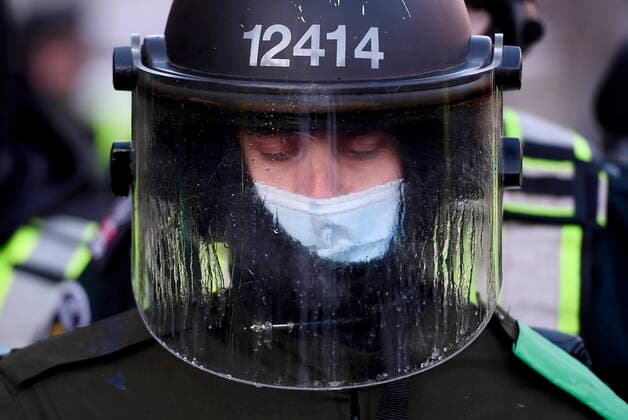 News Bilder des Tages News Bilder des Tages February 18, 2022, Ottawa, ON, CANADA: A Quebec Provincial Police officer s visor drips with condensation as police take action to put an end to a protest, which started in opposition to mandatory COVID-19 vaccine mandates and grew into a broader anti-government demonstration and occupation, in Ottawa, Friday, Feb. 18, 2022. Ottawa CANADA  - ZUMAc35_ 20220218_zaf_c35_188 Copyright: xJustinxTangx