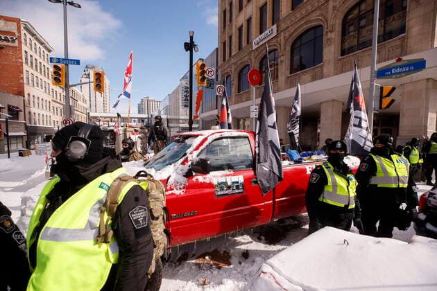 February 18, 2022, OTTAWA, ON, CANADA: Police officers move in on protestors during a protest against COVID-19 measures that has grown into a broader anti-government protest continues to occupy downtown Ottawa on Friday, Feb. 18, 2022. OTTAWA CANADA  - ZUMAc35_ 20220218_zaf_c35_218 Copyright: xColexBurstonx