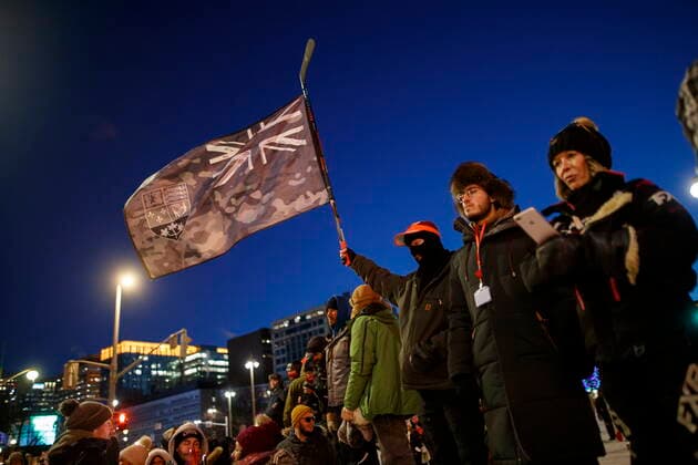 February 18, 2022, OTTAWA, ON, CANADA: People watch as police officers push back protestors during a protest against COVID-19 measures that has grown into a broader anti-government protest continues to occupy downtown Ottawa on Friday, Feb. 18, 2022. OTTAWA CANADA  - ZUMAc35_ 20220218_zaf_c35_221 Copyright: xColexBurstonx