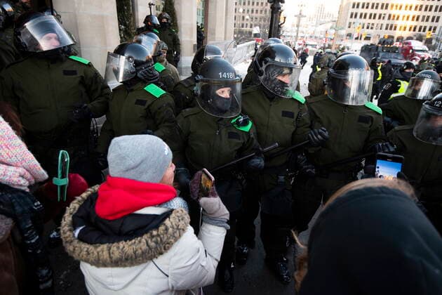 February 18, 2022, Ottawa, ON, CAN: Police clutch their batons as they move protesters back, as they aim to end an ongoing protest against COVID-19 measures that has grown into a broader anti-government protest, on its 22nd day, in Ottawa, on Friday, Feb. 18, 2022. Ottawa CAN  - ZUMAc35_ 20220218_zaf_c35_226 Copyright: xJustinxTangx