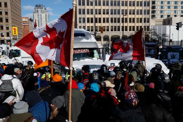 February 18, 2022, OTTAWA, ON, CANADA: Police officers push back protestors during a protest against COVID-19 measures that has grown into a broader anti-government protest continues to occupy downtown Ottawa on Friday, Feb. 18, 2022. OTTAWA CANADA  - ZUMAc35_ 20220218_zaf_c35_235 Copyright: xColexBurstonx