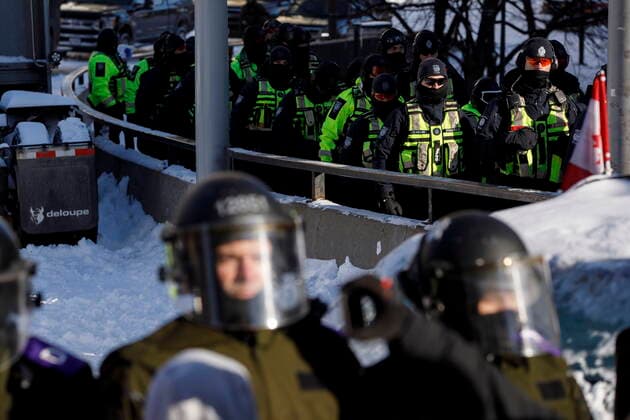 February 18, 2022, OTTAWA, ON, CANADA: Police officers push back protestors during a protest against COVID-19 measures that has grown into a broader anti-government protest continues to occupy downtown Ottawa on Friday, Feb. 18, 2022. OTTAWA CANADA  - ZUMAc35_ 20220218_zaf_c35_240 Copyright: xColexBurstonx