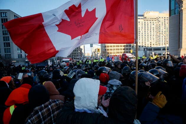 February 18, 2022, OTTAWA, ON, CANADA: Police officers push back protestors during a protest against COVID-19 measures that has grown into a broader anti-government protest continues to occupy downtown Ottawa on Friday, Feb. 18, 2022. OTTAWA CANADA  - ZUMAc35_ 20220218_zaf_c35_242 Copyright: xColexBurstonx