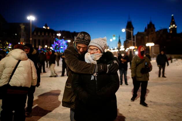 February 18, 2022, OTTAWA, ON, CANADA: Protestors hug as police officers push back protestors during a protest against COVID-19 measures that has grown into a broader anti-government protest continues to occupy downtown Ottawa on Friday, Feb. 18, 2022. OTTAWA CANADA  - ZUMAc35_ 20220218_zaf_c35_243 Copyright: xColexBurstonx