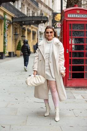 February 18, 2022, London, United Kingdom: A stylish lady poses for a photo after Paul Costelloe Show during London Fashion Week. London United Kingdom - ZUMAs197 20220218_zaa_s197_233 Copyright: xPietroxRecchiax