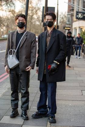 February 18, 2022, London, United Kingdom: Fashionistas seen after ON OFF Fashion Show during London Fashion week. London United Kingdom - ZUMAs197 20220218_zaa_s197_244 Copyright: xPietroxRecchiax