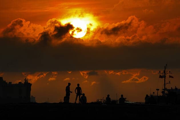 Daily Life In Singapore Amid The COVID-19 Pandemic People watch the sunrise amid the COVID-19 Omicron wave on February 19, 2022 in Singapore. Singapore Singapore  Copyright: xSuhaimixAbdullahx originalFilename: abdullah-notitle220219_npjMv.jpg
