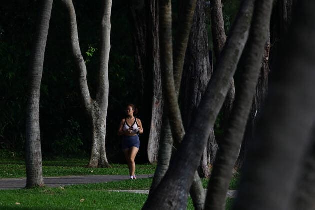 Daily Life In Singapore Amid The COVID-19 Pandemic A woman jogs at a park amid the COVID-19 Omicron wave on February 19, 2022 in Singapore. Singapore Singapore  Copyright: xSuhaimixAbdullahx originalFilename: abdullah-notitle220219_np3iV.jpg