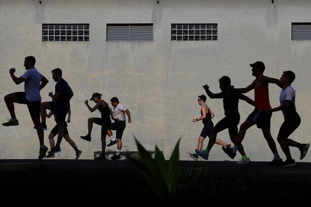 News Bilder des Tages Daily Life In Singapore Amid The COVID-19 Pandemic People exercise at a park amid the COVID-19 Omicron wave on February 19, 2022 in Singapore. Singapore Singapore  Copyright: xSuhaimixAbdullahx originalFilename: abdullah-notitle220219_npdH8.jpg