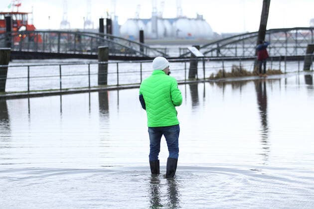 Ein Mann steht am frühen Samstagmorgen mit Gummistiefeln auf dem überschwemmten Fischmarkt. Das Orkantief Zeynep sorgte in Hamburg für eine schwere Sturmflut. Der Wasserstand am Pegel St. Pauli erreichte am Samstagmorgen gegen 5.30 Uhr 3,75 Meter über dem mittleren Hochwasser. Altona Hamburg *** A man stands with rubber boots on the flooded fish market early Saturday morning The hurricane Zeynep caused a severe storm surge in Hamburg The water level at the gauge St Pauli reached 3.75 meters above mean high water Altona Hamburg on Saturday morning around 5 30 oclock
