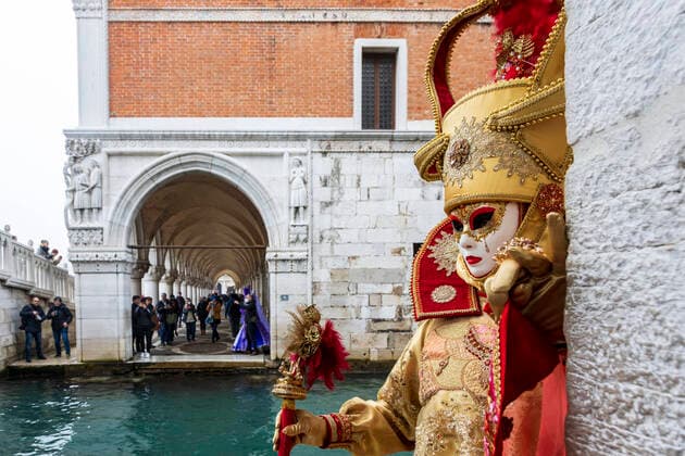 Bilder des Jahres 2022, News 02 Februar News Themen der Woche KW07 News Bilder des Tages Carnival in Venice 2022 Venice, Italy. 19 February 2022. Despite the ongoing Corona pandemic, the Carnival in Venice attracts many people in colourful costumes and tourists. *** Carnival in Venice 2022 Venice, Italy 19 February 2022 Despite the ongoing Corona pandemic, the Carnival in Venice attracts many people in colorful costumes and tourists