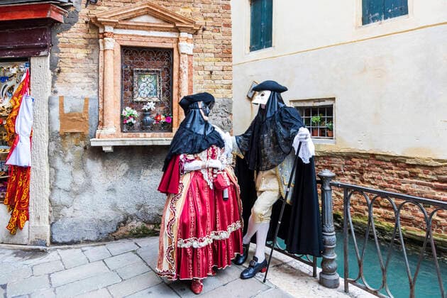 Bilder des Jahres 2022, Entertainment 02 Februar Entertainment Themen der Woche KW07 Entertainment Bilder des Tages Entertainment Bilder des Tages News Bilder des Tages Carnival in Venice 2022 Venice, Italy. 19 February 2022. Despite the ongoing Corona pandemic, the Carnival in Venice attracts many people in colourful costumes and tourists. *** Carnival in Venice 2022 Venice, Italy 19 February 2022 Despite the ongoing Corona pandemic, the Carnival in Venice attracts many people in colorful costumes and tourists