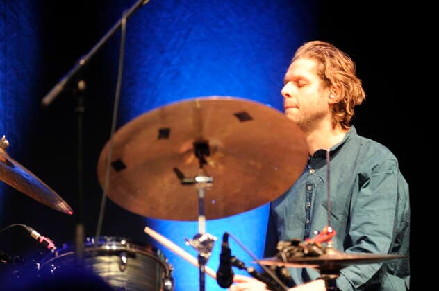 Jesse Barrett, der Schlagzeuger des englischen Jazz-Trios Mammal Hands, in der Philharmonie Essen. Jesse Barrett, drummer of the British jazz trio Mammal Hands, at the Philharmonie Essen. Essen NRW DEU;DE;GERMANY;DEUTSCHLAND;ALLEMAGNE