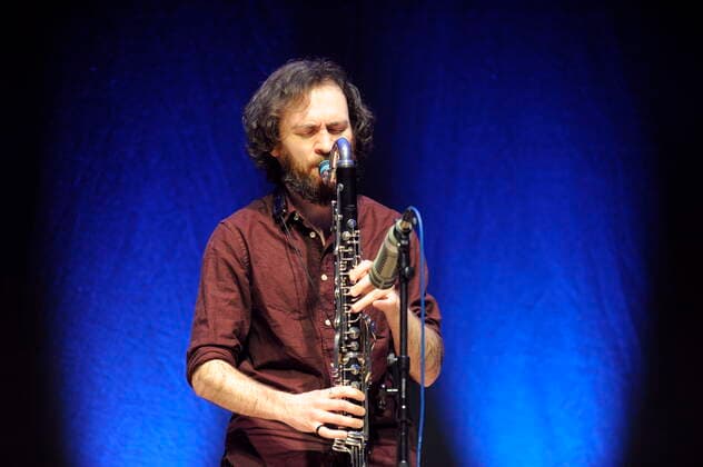 Jordan Smart, der Saxophonist des englischen Jazz-Trios Mammal Hands, an einer Bassklarinette in der Philharmonie Essen. Jordan Smart, saxophonist of the British jazz trio Mammal Hands, on a bass clarinet at the Philharmonie Essen. Essen NRW DEU;DE;GERMANY;DEUTSCHLAND;ALLEMAGNE