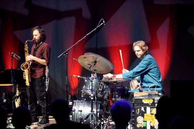 Jesse Barrett, der Schlagzeuger des englischen Jazz-Trios Mammal Hands, mit dem Saxophonisten Jordan Smart in der Philharmonie Essen. Jesse Barrett, drummer of the British jazz trio Mammal Hands, with saxophonist Jordan Smart at the Philharmonie Essen. Essen NRW DEU;DE;GERMANY;DEUTSCHLAND;ALLEMAGNE