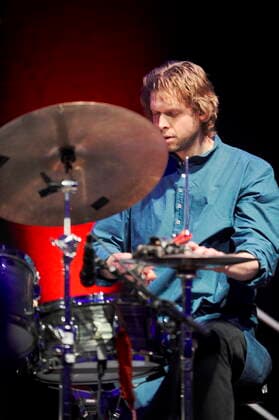 Jesse Barrett, der Schlagzeuger des englischen Jazz-Trios Mammal Hands, in der Philharmonie Essen. Jesse Barrett, drummer of the British jazz trio Mammal Hands, at the Philharmonie Essen. Essen NRW DEU;DE;GERMANY;DEUTSCHLAND;ALLEMAGNE