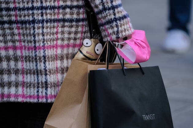 Düsseldorf 19 02 2022 shopping bags paper bags transit Flinger Strasse Flingerstrasse no more mask obligation shopping street shopping mile shopping mile corona pandemic covid corona lockdown masks shopping retail emergency brake shutdown i