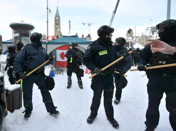 February 19, 2022, Ottawa, ON, Canada: Police move in to clear downtown Ottawa near Parliament hill of protesters after weeks of demonstrations on Saturday, Feb. 19, 2022. Police arrested scores of demonstrators and towed away vehicles Friday in Canada s besieged capital, and a stream of trucks started leaving under the pressure, raising authorities hopes for an end to the three-week protest against the country s COVID-19 restrictions. Ottawa Canada  - ZUMAc35_ 20220219_zaf_c35_041 Copyright: xJustinxTangx