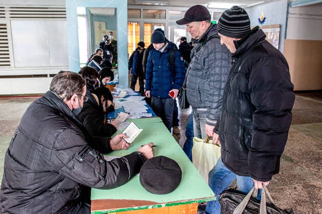 Bilder des Jahres 2022, News 02 Februar News Themen der Woche KW07 News Bilder des Tages LUGANSK, UKRAINE - FEBRUARY 19, 2022: Reservists at a mobilisation station for citizens of the Lugansk People s Republic in the building of the Lugansk State Agrarian University in Lugansk. The Chief Enlistment Office of the Lugansk People s Republic has ordered all those liable for military service to quickly arrive at mobilisation stations. As tension escalated in east Ukraine on 18 February, 2022, the leaders of the Lugansk People s Republic and the Donetsk People s Republic announced a mass evacuation of civilians to Russia. On 19 February 2022, the two leaders ordered general mobilisation. Alexander Reka TASS  TS124580