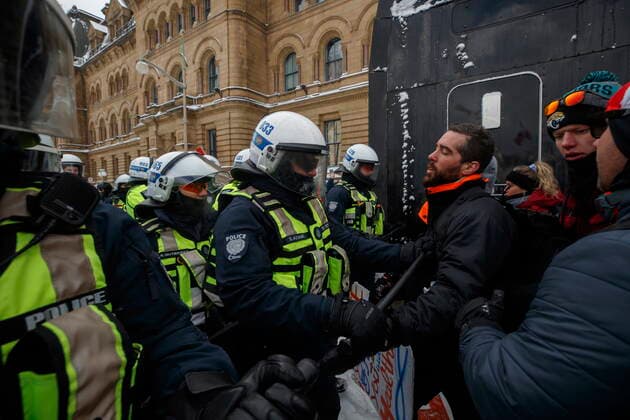 February 19, 2022, OTTAWA, ON, CANADA: Police push back protestors in Ottawa, Canada, as a protest against COVID-19 measures that has grown into a broader anti-government protest continues to occupy downtown Ottawa. Saturday, Feb. 19, 2022. OTTAWA CANADA  - ZUMAc35_ 20220219_zaf_c35_049 Copyright: xColexBurstonx